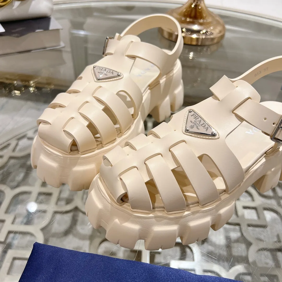 👟👟Ex-factory price 440👟👟 Prada's new spring and summer sawtooth Roman thick-soled rubber sandals, retro, fashionable and avant-garde gear teeth 55mm, thick-soled soles with rubber uppers, making the whole pair of shoes light and comfortable, bright colors, satisfying a variety of choices for fashionable people with different styles! The iconic metal triangle logo is paired with the shape of ancient beach sandals. Every design element is fashionable! Code number 35-40